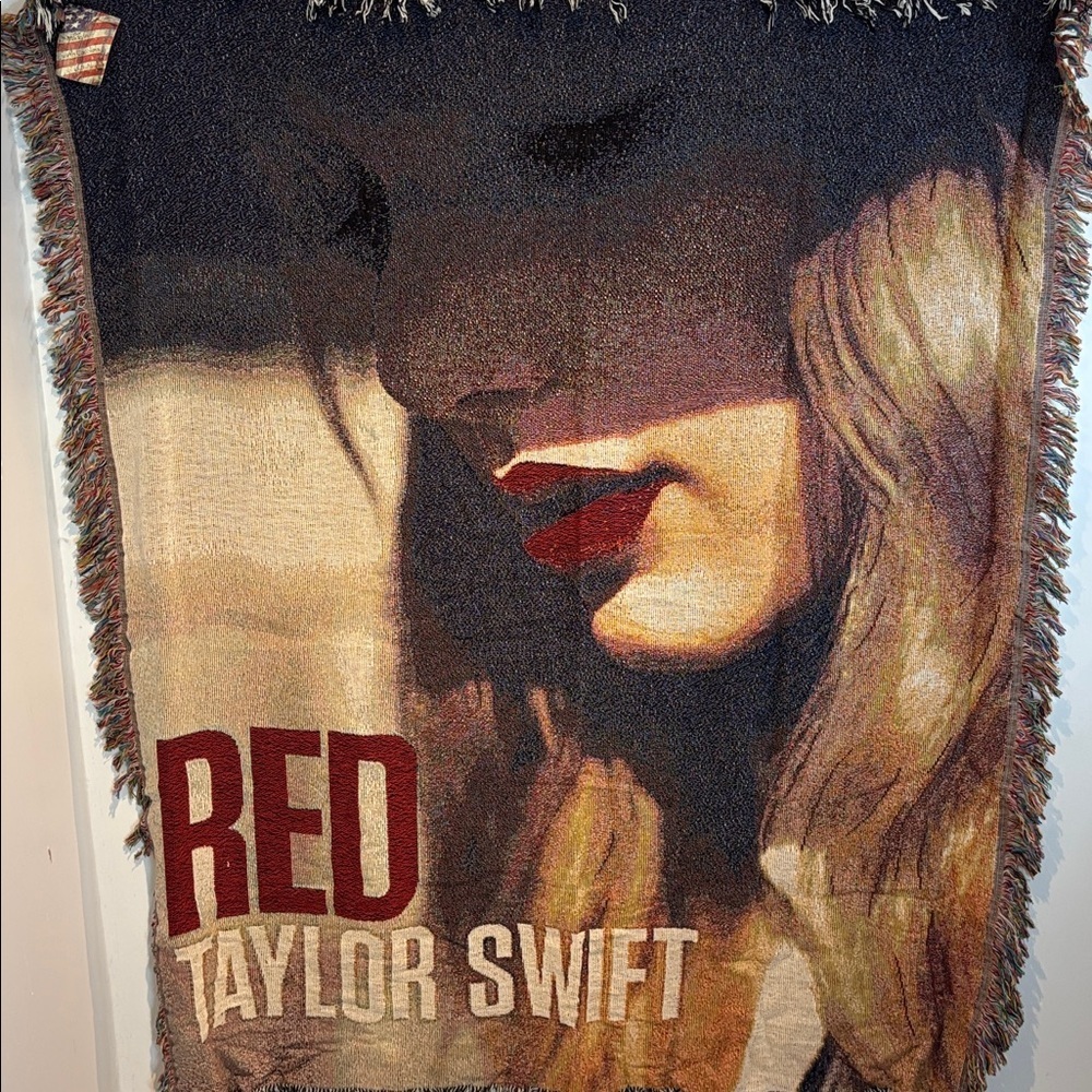 Taylor Swift Red Concert Tour Album Cover Tapestry Woven Throw Blanket 50x60 NWT - Picture 3 of 8